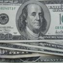 Эксперты рекомендуют украинцам накупить валюты на два года вперед