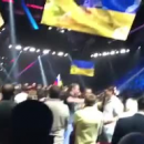 Сеть впечатлили москвичи, которые встали под гимн Украины (видео)