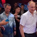 Тонировка для трусов: над Медведевым смеются из-за “модной” рубашки