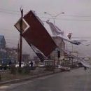 Спасатели: Украину накроет мощный ураган, поэтому под деревьями и рекламой лучше не ходить