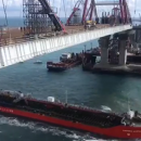 Под арками Крымского моста прошло первое судно