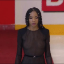 Без нижнего белья: Певица исполнила гимн на хоккейном матче в прозрачном платье