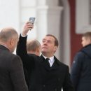А как же скрепы? Медведев похвастался новеньким iPhone X