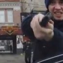 В Киеве агрессивный полицейский набросился на авто с людьми (видео)