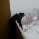 В России мужчина прыгнул с парашютом с балкона многоэтажки (видео)