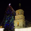 В Киеве разбирают главную елку страны