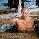 В Сети высмеяли фото Путина, решившего искупаться в проруби