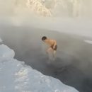 Холодно даже смотреть: мужчина окунулся в водоем при 60-градусном морозе (видео)
