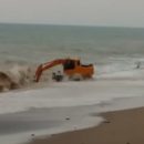 Видео сражения экскаватора со штормящим морем в Крыму покоряет Сеть