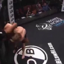 Боец устроил самонокаут на 83 секунде боя, воткнув себя головой в ринг