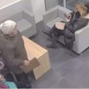 Женщина украла iPad в помещении районной администрации Харькова (видео)