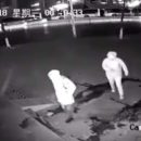 В Китае грабитель случайно попал кирпичом в голову другу (видео)