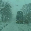 Виртуозный дрифт: Автобус едва не снес машину, выехавшую на встречку (видео)