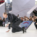 Стал на колени: Лавров упал на сцене перед тысячной аудиторией