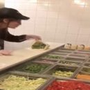 Сотрудница канадского кафе плюнула в еду на глазах у посетителей (видео)