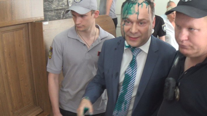 Депутат выстрелил в активистов на сессии горсовета (фото)