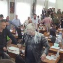 Депутат выстрелил в активистов на сессии горсовета (фото)