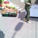 Воюет на каблуках: сеть насмешило нелепое фото женщины-боевика на Донбассе