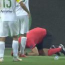Во время матча Лиги Европы арбитру разбили голову (видео)