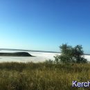 Кримське озеро майже повністю висохло і покрилося рожевою сіллю (фото)