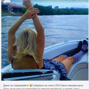 Захарова насмешила соцсети мини-юбкой с чулками