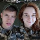 Ему 21, ей — 20: сеть восхитило фото украинской семьи, воюющей на Донбассе