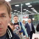 В сети высмеяли Симоненко, которого застукали в очереди на самолет в РФ (фотофакт)