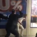 Охранники избили мужчину у киевского супермаркета (видео)