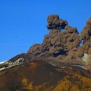 На фото попало впечатляющее извержение вулкана Этна в Италии