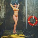 Даша Астафьева показала соблазнительную фигуру в золотистом бикини (фото)