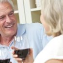 З'ясувалася користь алкоголю для літніх людей