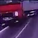 Столкновение автобуса с фурой в РФ попало на видео