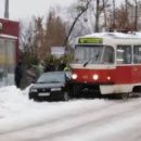 В Киеве разъяренные пешеходы убрали авто двух 
