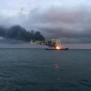 Люди прыгают за борт: у Керченского пролива произошел взрыв, горят два судна