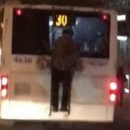 В Киеве дедушка-зацепер прокатился на троллейбусе (видео)