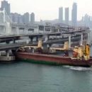 Российский танкер с пьяным капитаном протаранил авто-мост в Южной Корее (видео)