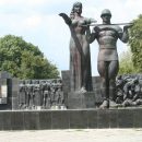 Во Львове снесли Монумент славы воинам СССР: эпичный момент попал на видео
