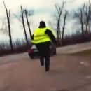 В сети появились кадры, где черновицкий патрульный убегает после получения взятки