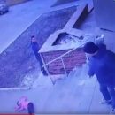 Уличная камера засняла, как жестокий отец столкнул дочь с лестницы