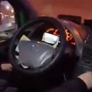 Наглый водитель запорожской маршрутки смотрел видео на смартфоне во время езды