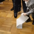 Онук Петра Порошенка ледь не порвав бюлетень: у мережі з’явилось відео