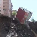 В Стамбуле в пропасть рухнул многоэтажный жилой дом