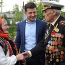 Зеленский сфотографировался с любимым ветераном Порошенко. Что известно о фронтовике с плакатов