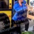 В Киеве водитель автобуса ликвидировал стихийную торговлю на остановке (видео)