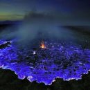 В Сети показали уникальный вулкан с синей лавой