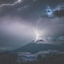 Фотограф заснял удар молнии по горе