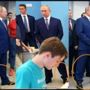 Двойник надел не те штаны: новое фото Путина вызвало волну насмешек в сети