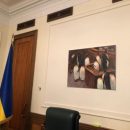 Пингвины и киоски с шаурмой: сети повеселили фото картин в офисе Зеленского