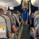 Стюардесса спела пассажирам самолета Гимн Украины (видео)