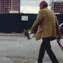 В Киеве заметили мужчину с ружьем и букетом цветов (видео)